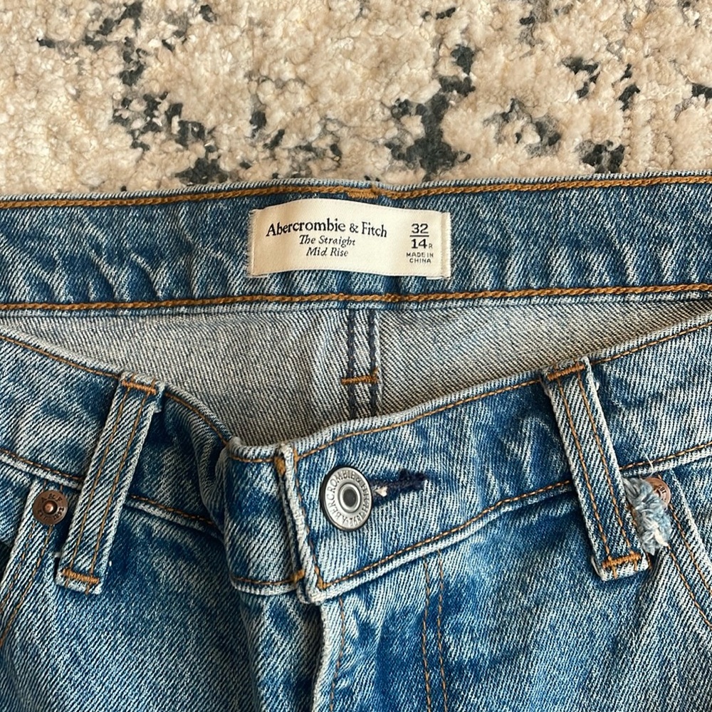 Abercrombie The Straight Mid rise new with tags! Never worn!